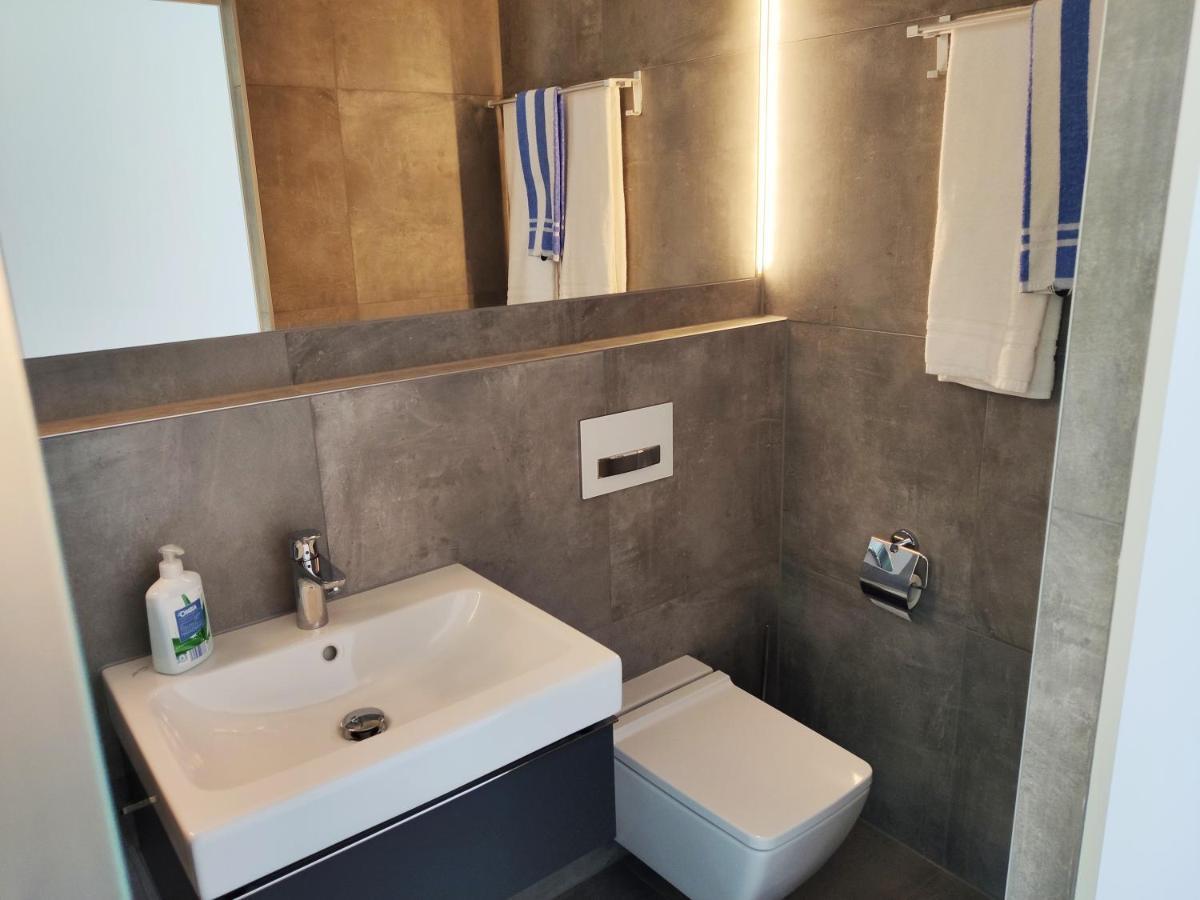 Modern Ausgebauter Ueberseecontainer Als Tiny House Wertheim Buitenkant foto